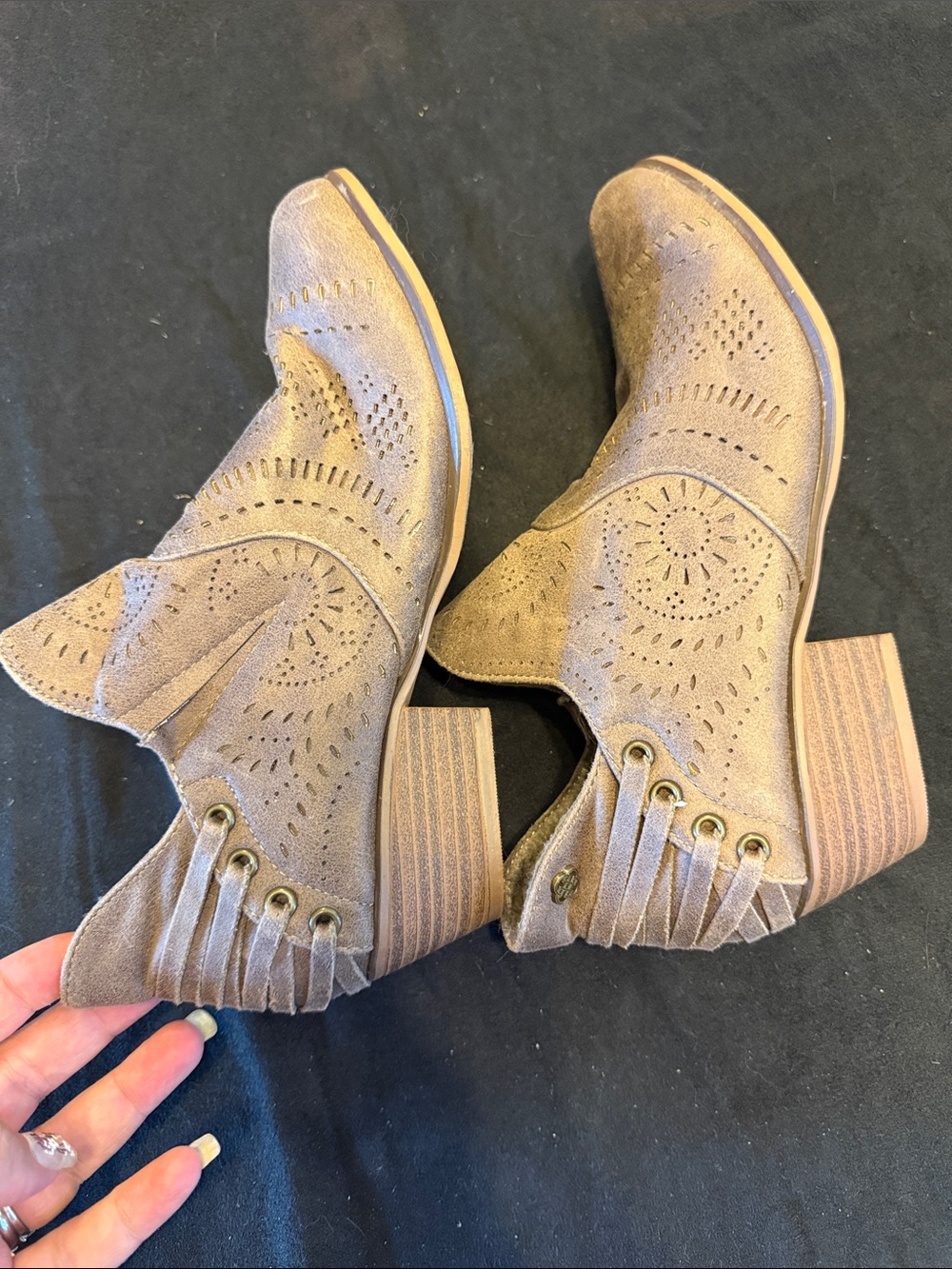 Daisy Fuentes Taupe Faux Suede Perforated Ankle Booties NWOT - Picture 4 of 7